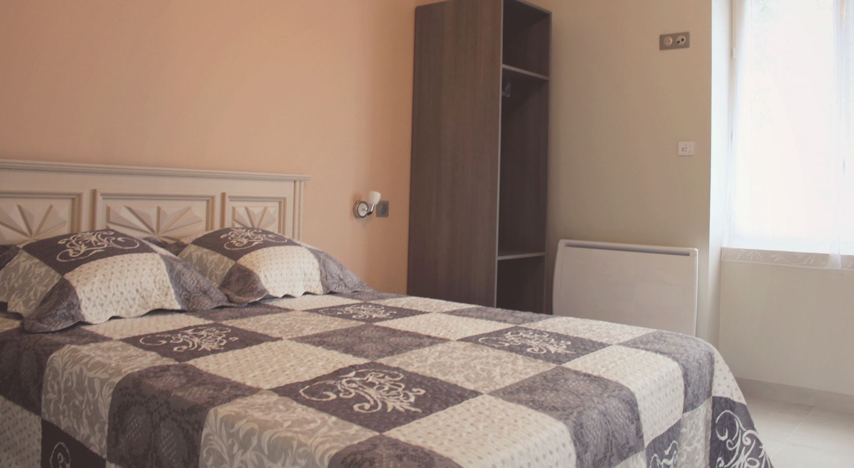 The bedroom #1 specially adapted for guests with reduced mobility